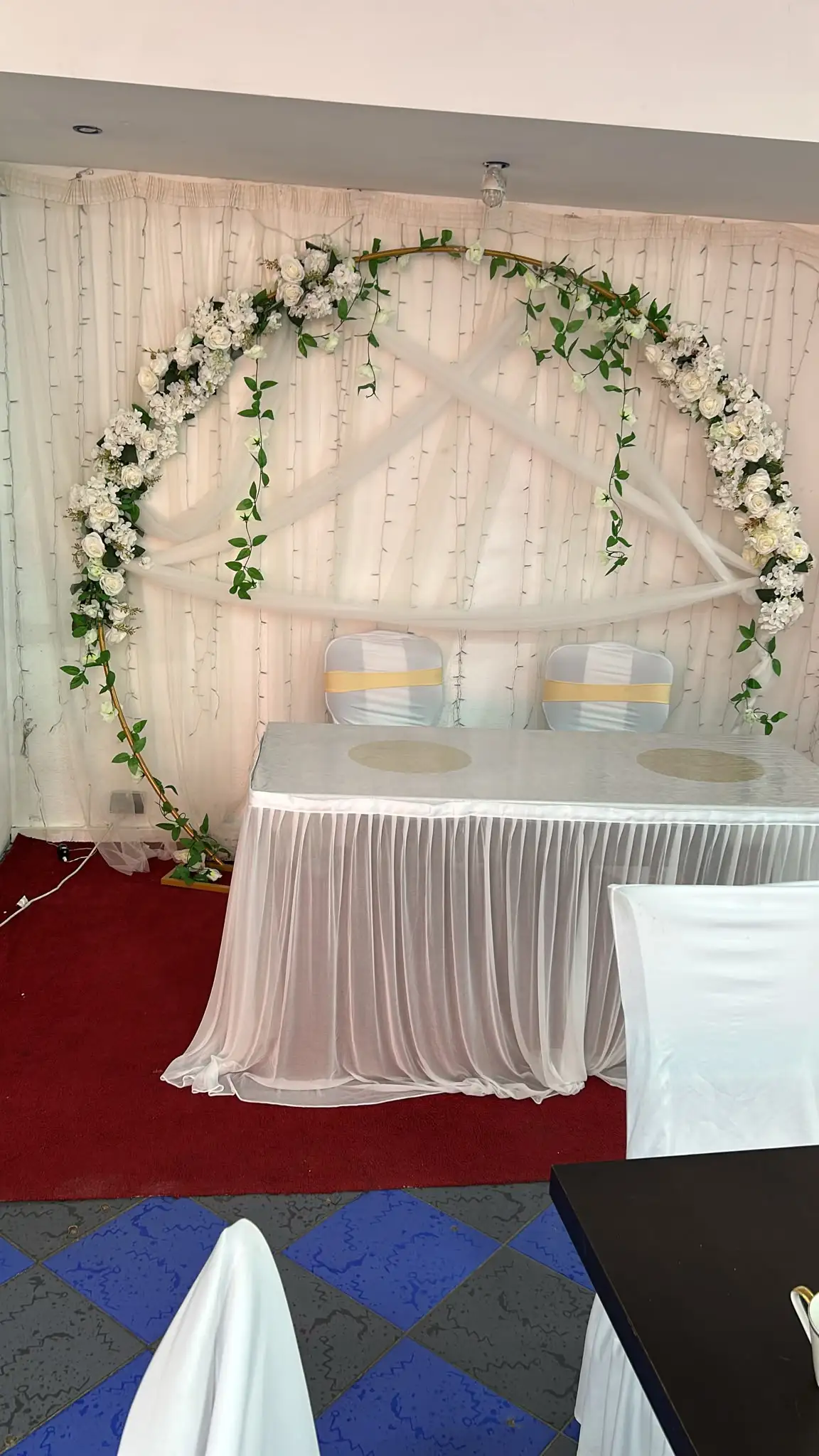 Dekorierter Torbogen im Eventsaal für Hochzeiten